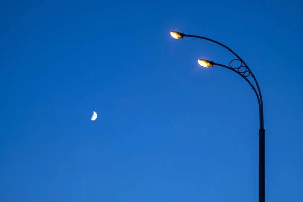 Мінімалістична фотографія. Небо, світло і Місяць . — стокове фото