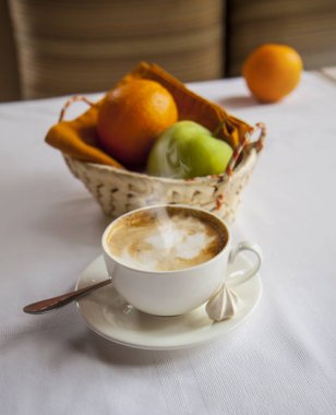 Beyaz fincan kahve ile. Kapuçino. 