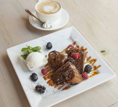  Karamel, ahududu ve böğürtlen ile kek. Kahve.