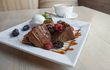  Karamel, ahududu ve böğürtlen ile kek. Kahve.