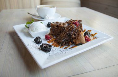  Karamel, ahududu ve böğürtlen ile kek. Kahve.