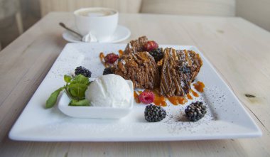  Karamel, ahududu ve böğürtlen ile kek. Kahve.