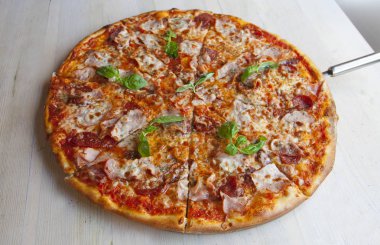 Masa lambası pizzaya et. 