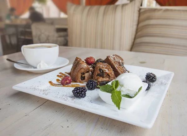  Karamel, ahududu ve böğürtlen ile kek. Kahve.