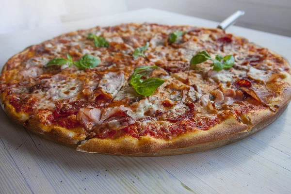 Masa lambası pizzaya et. 