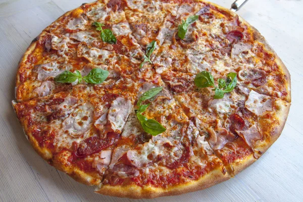 Masa lambası pizzaya et. 