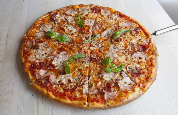 Masa lambası pizzaya et. 