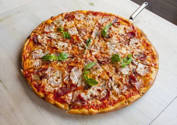 Masa lambası pizzaya et. 