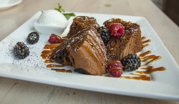 Karamel, dondurma, ahududu ve böğürtlen ile kek. 