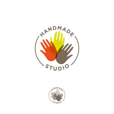 El yapımı stüdyo. Çok renkli bir daire ile bir yazıt elinde.