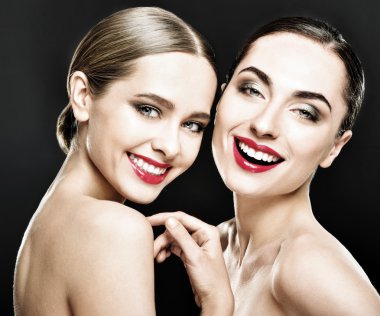 Stüdyo iki genç güzel kadın portresi