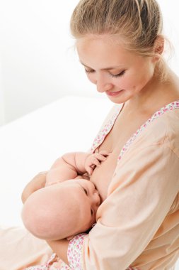 breastfeeds bebeği anne