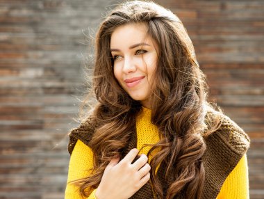 güzel esmer gülümseyen 