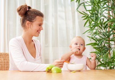 Anne kız bebek besleme