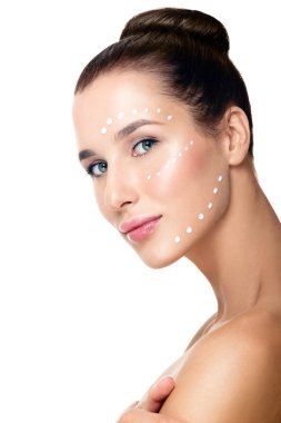  Kadın yüz nemlendirici krem uygulamak