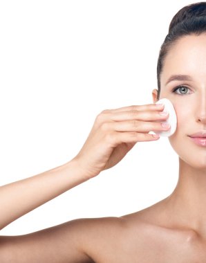 pamuk yastık kullanan kadın