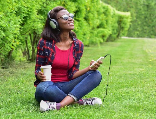 Hermosa sonriente mujer africana —  Fotos de Stock