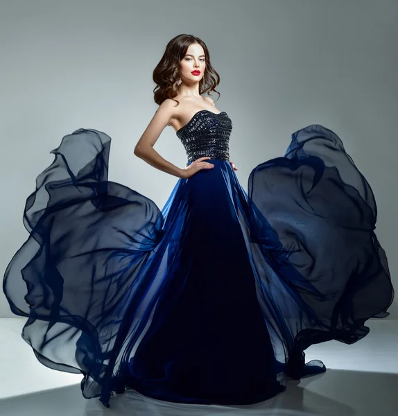 Mulher em vestido de noite azul — Fotografia de Stock