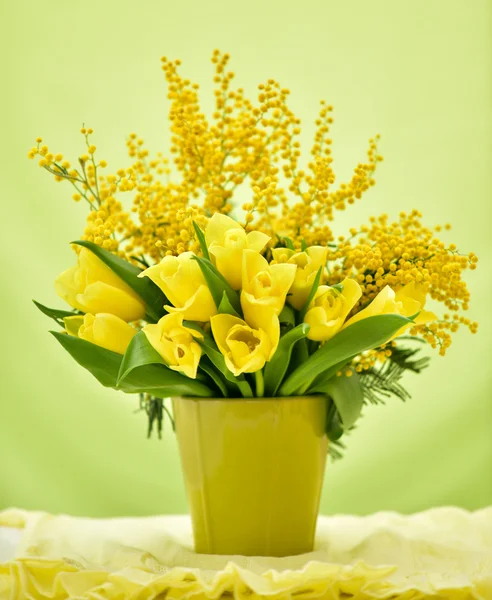 Buquê de primavera brilhante em um vaso — Fotografia de Stock