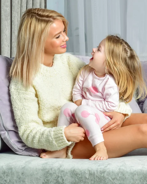 Mãe e filha em casa — Fotografia de Stock