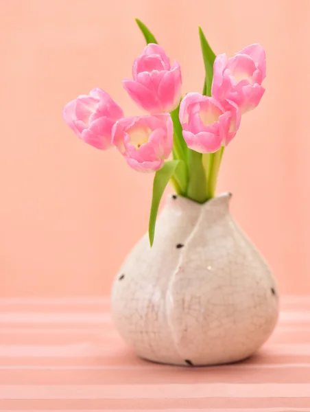 Tulipanes rosados en un jarrón podrido — Foto de Stock