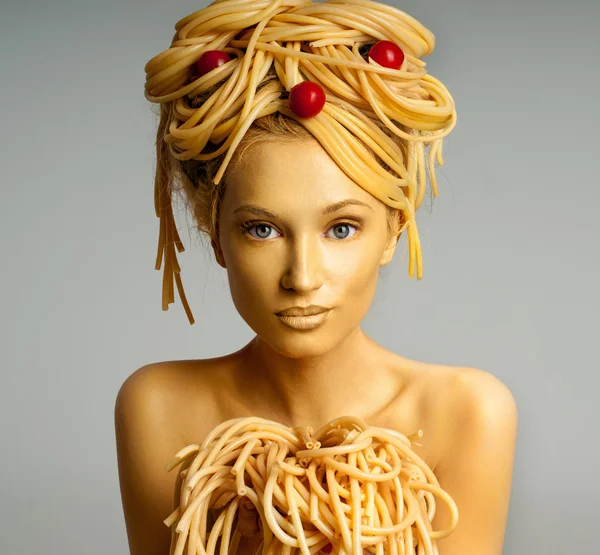Kvinna med en massa pasta på huvud — Stockfoto