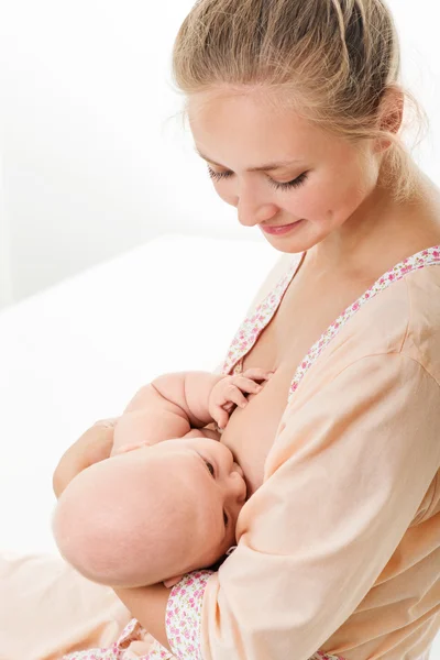 Breastfeeds bebeği anne — Stok fotoğraf