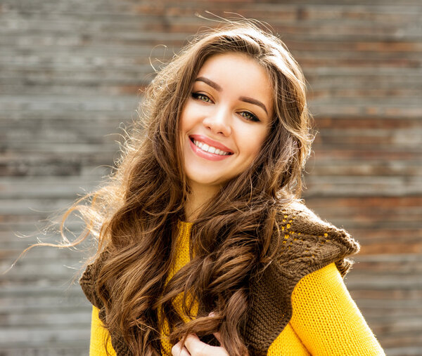 Красивая улыбающаяся брюнетка
 