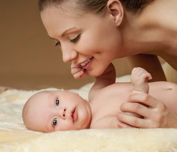 Jovem mãe e bebê — Fotografia de Stock