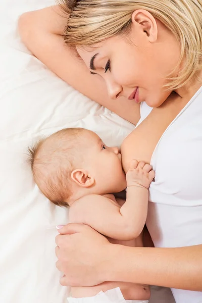 Genç breastfeeds bebeği anne. — Stok fotoğraf