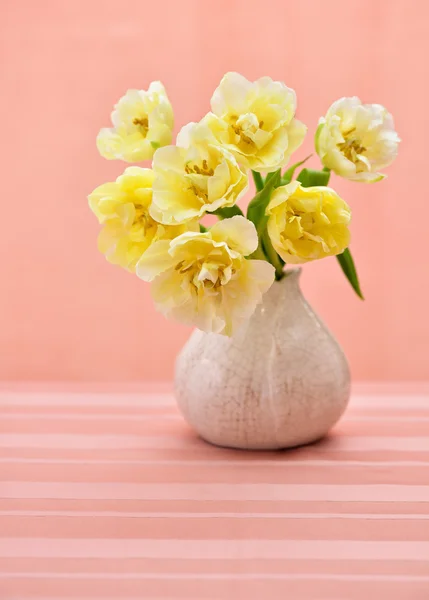 Flores amarillas en un jarrón de mala calidad — Foto de Stock
