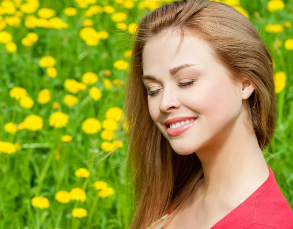 Bella giovane donna all'aperto — Foto Stock