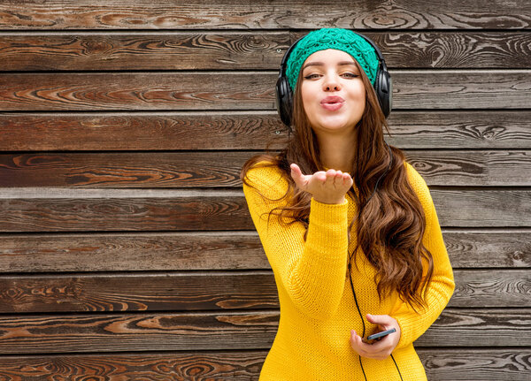 Крутая девушка, развлекающаяся
