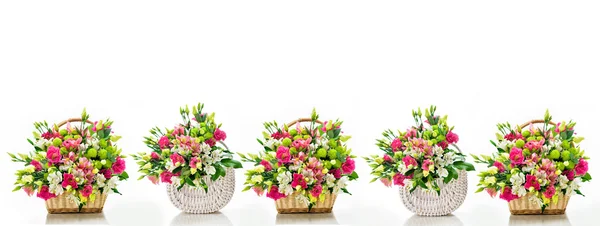 Красивые букеты ярких цветов — стоковое фото