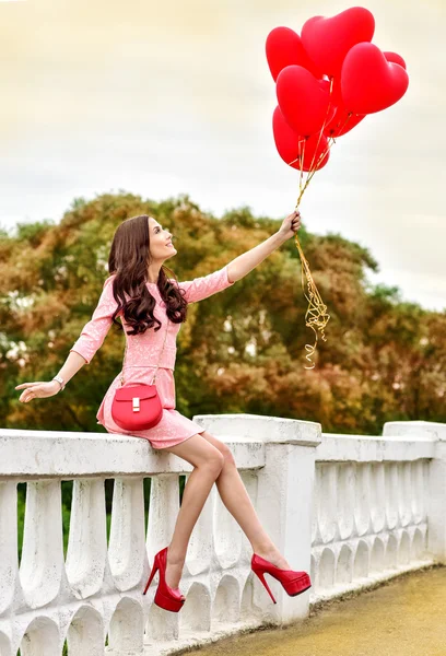 Femme avec ballons coeur rouge — Photo