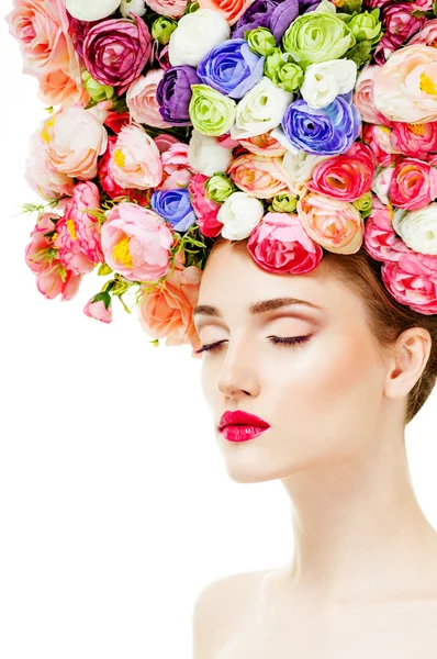 Belle femme avec des fleurs dans ses cheveux — Photo