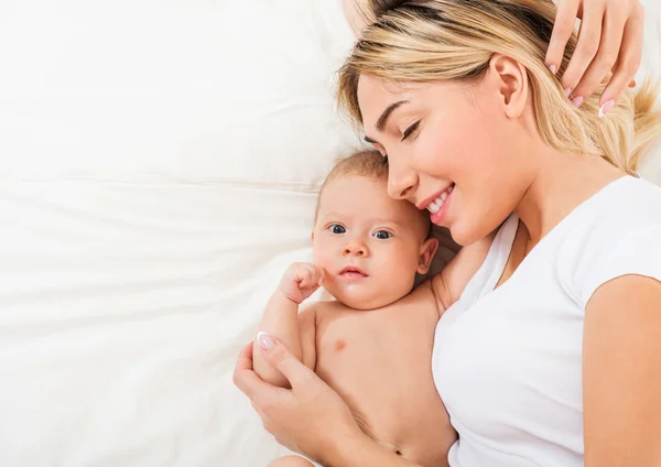 Mãe e bebê brincando e sorrindo — Fotografia de Stock