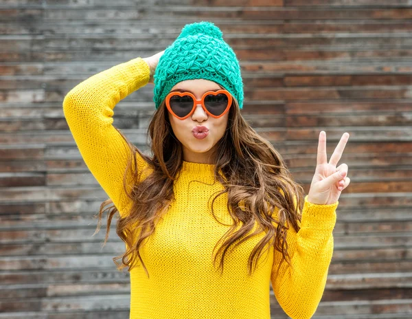 Hermosa mujer morena en gafas de sol —  Fotos de Stock