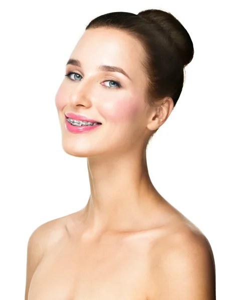 Mooie jonge vrouw met tanden bretels — Stockfoto