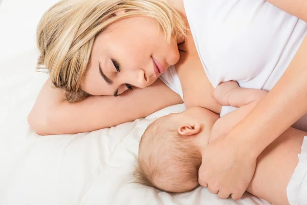 Jonge moeder breastfeeds haar baby — Stockfoto