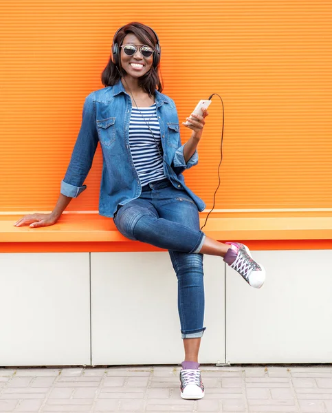 Schöne lächelnde afrikanische Frau — Stockfoto