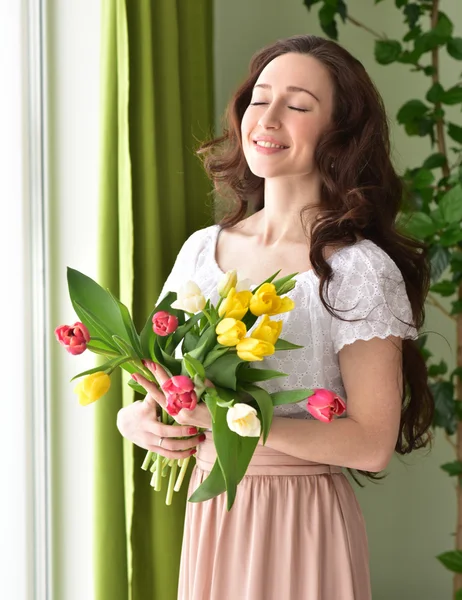 Gyönyörű fiatal nő, tulipán csokor — Stock Fotó