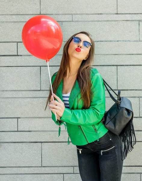 Beautiful smiling brunette woman — Stock Photo, Image