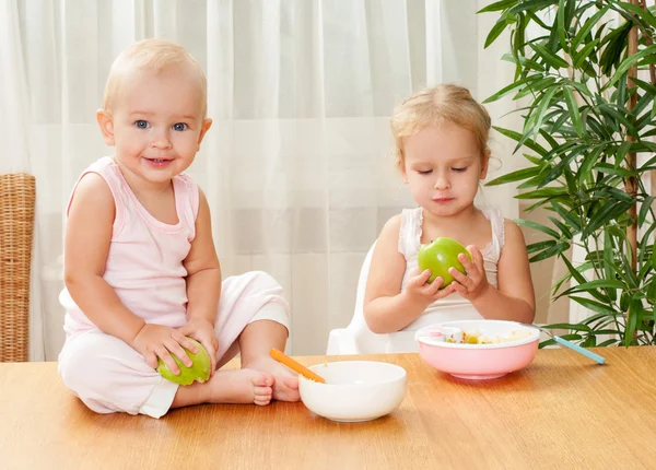 Two charming sisters babies — Stock Photo, Image