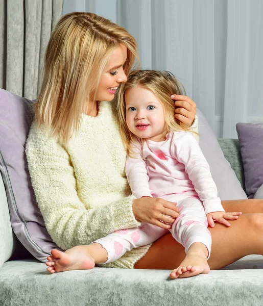 Mãe e filha em casa — Fotografia de Stock