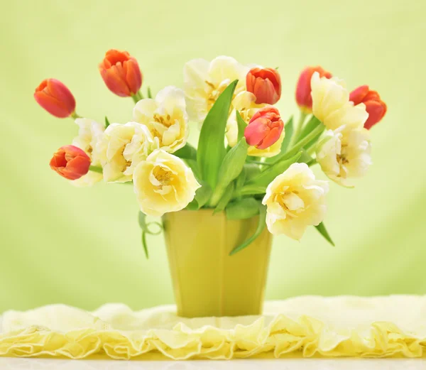 Buquê de primavera brilhante em um vaso — Fotografia de Stock