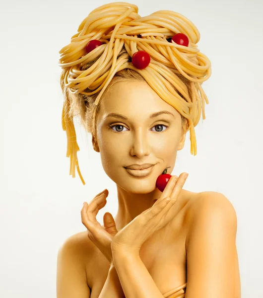 Жінка з великою кількістю макаронних виробів на голові — стокове фото