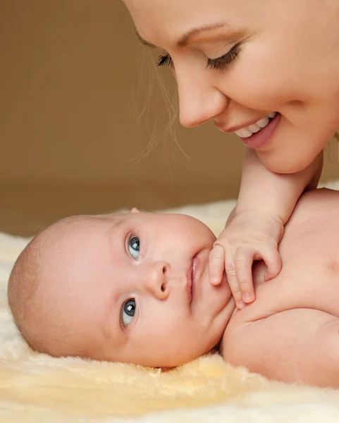 Joven madre y bebé — Foto de Stock