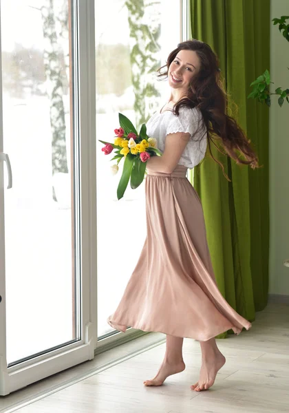 Красива молода жінка з букетом тюльпанів — стокове фото
