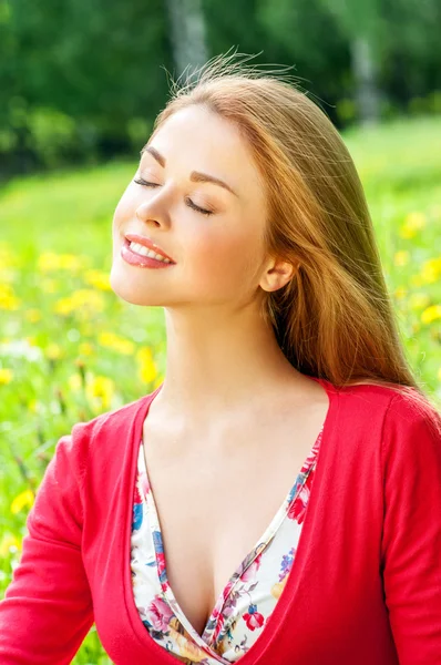 Bella giovane donna all'aperto — Foto Stock